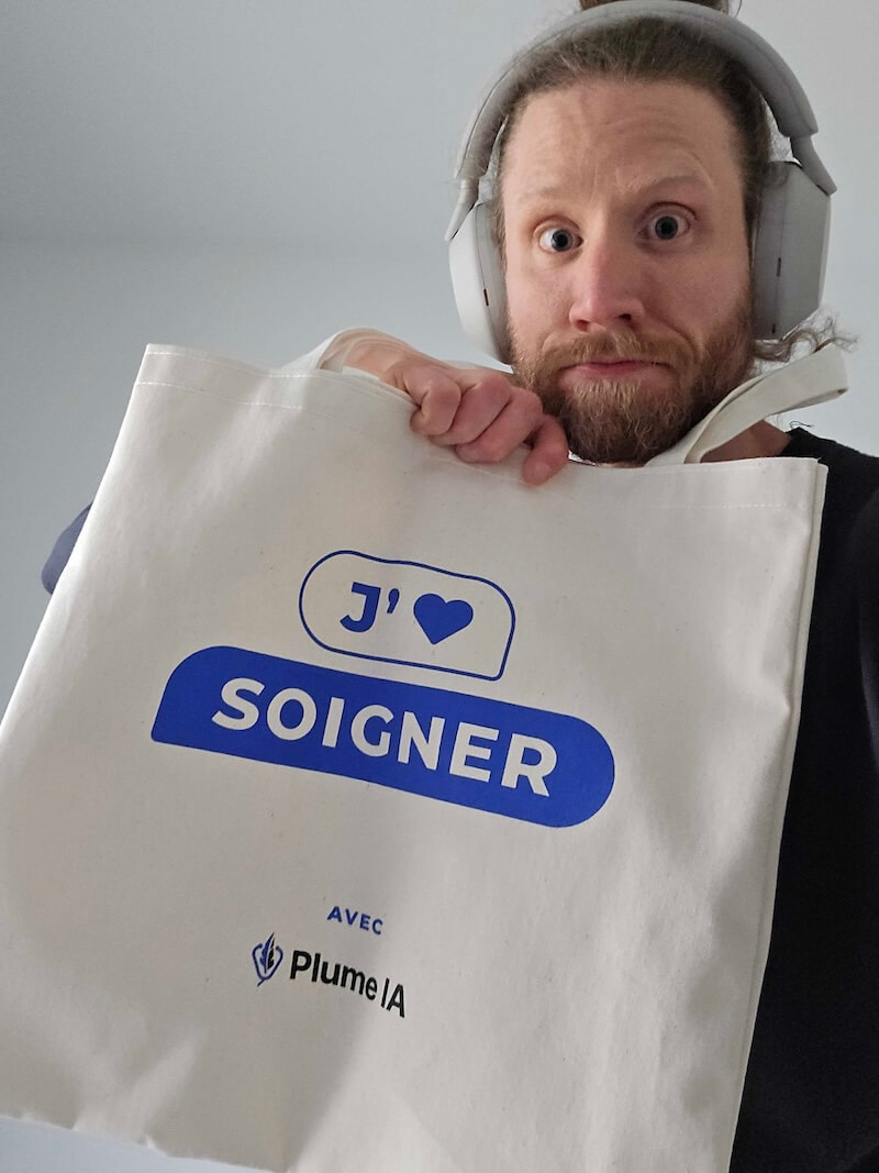 Un membre de l’équipe avec un sac Plume IA